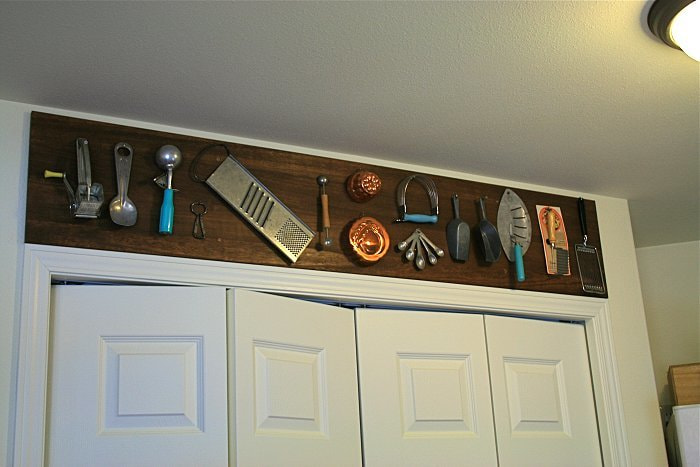 キッチン上部には、各地のフェスティバルやアンティークショップで集めたキッチンツールが。